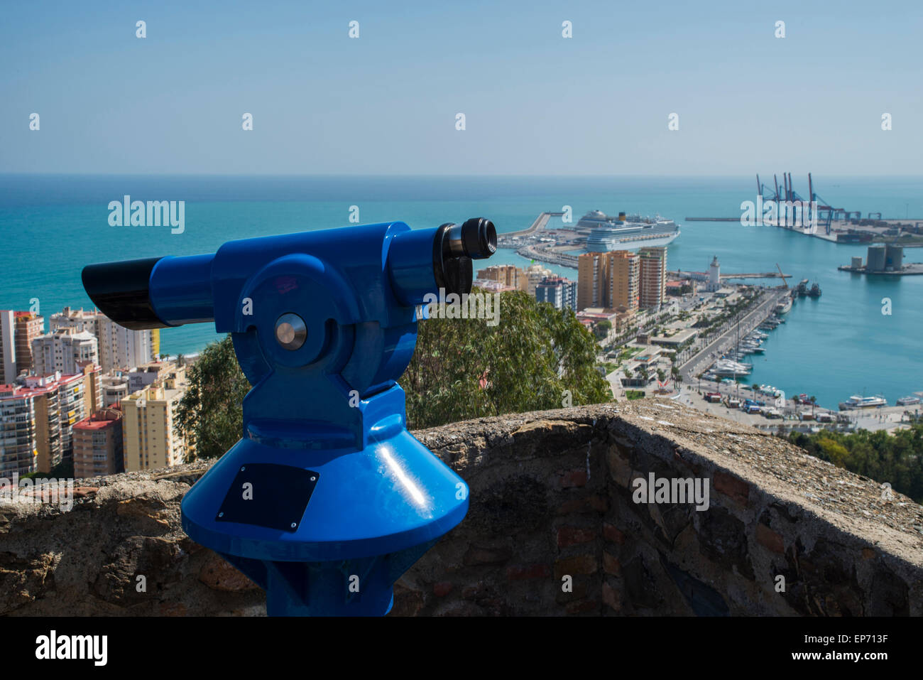 Teleskop mit Blick auf Skyline von Malaga Stockfoto