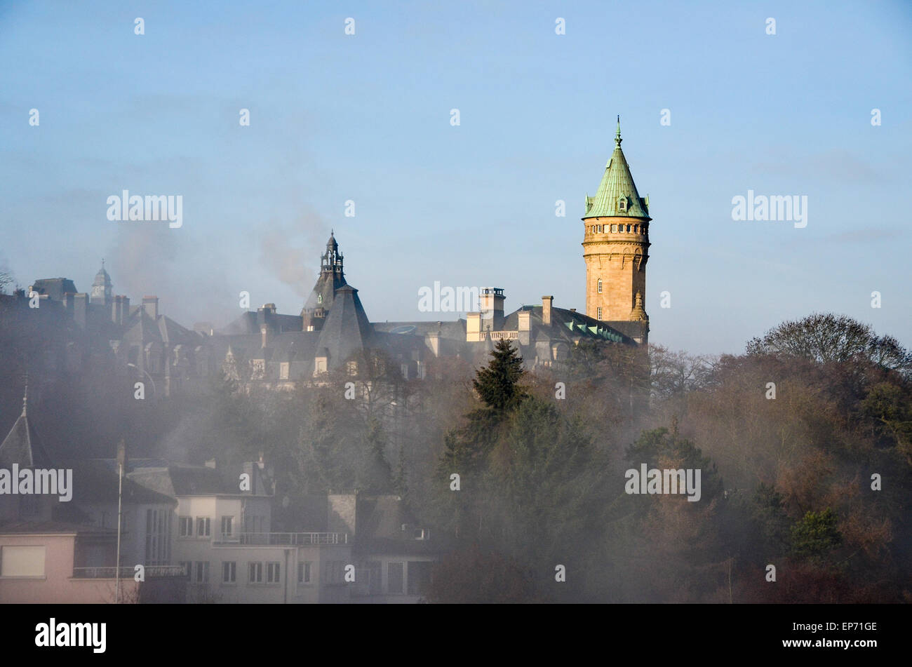 Sonnenaufgang über Luxemburg-Stadt und den Turm der Spuerkeess Bank (Banque et Caisse d 'Épargne de l' État) Stockfoto