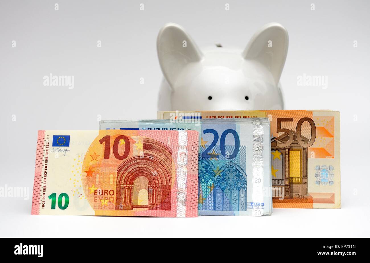 10,20 und 50 Euro-Banknoten vor einer weißen Piggy bank Stockfoto