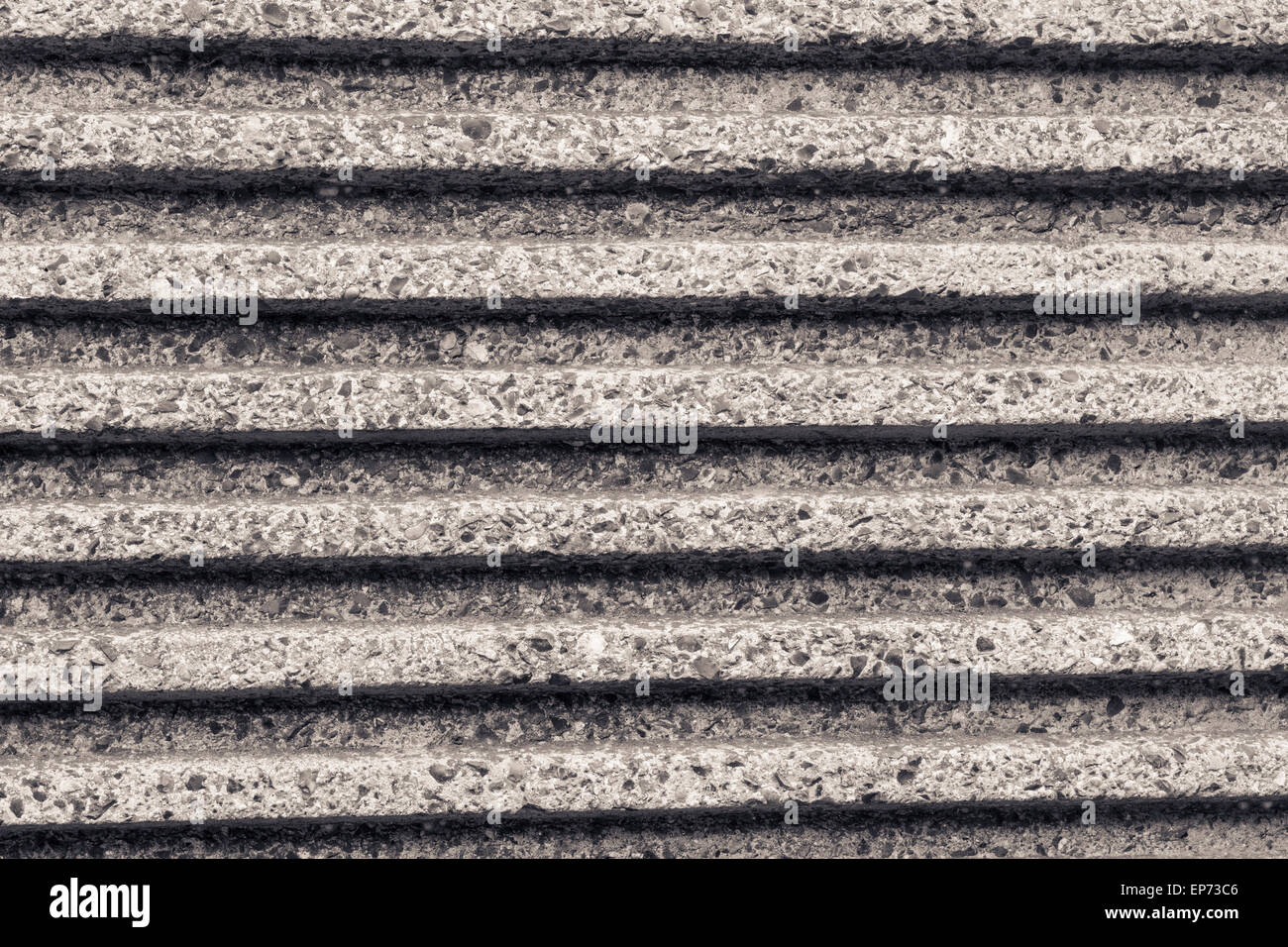 Parallel gestreiften Betonwand von einer Brücke-Nahaufnahme Stockfoto