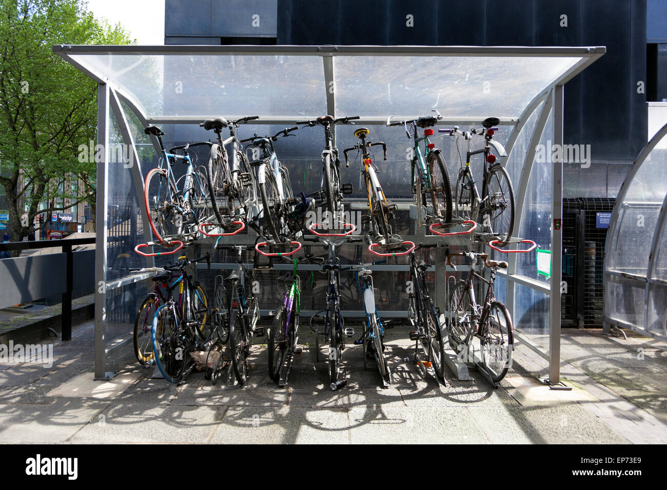Zwei Ebene Fahrrad-Parken an der Euston Station, London, England Stockfoto