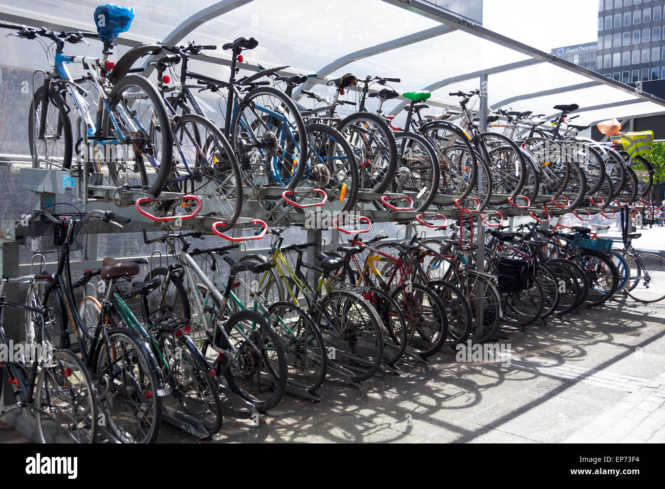 Zwei Ebene Fahrrad-Parken an der Euston Station, London, England Stockfoto