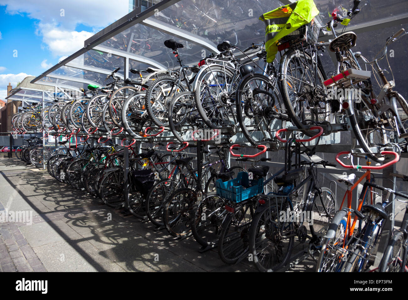 Zwei Ebene Fahrrad-Parken an der Euston Station, London, England Stockfoto