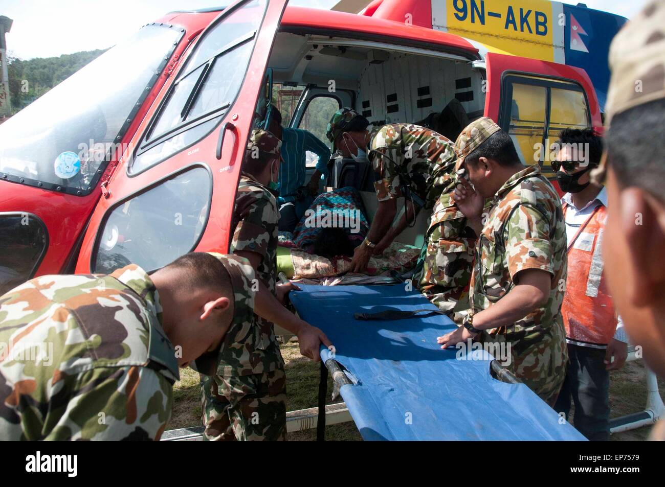 Dolakha, Nepal. 14. Mai 2015. Nepalesischen Armeepersonal tragen eine Erdbeben zum Opfer eines Hubschraubers in Dolakha Bezirk, etwa 130 km östlich von Kathmandu, Nepal, 14. Mai 2015. Die Zahl der Todesopfer in ein frisches mächtig Beben, die Nepal am Dienstag getroffen hat 96 und rund 2563 kletterte auf verletzte, Nepal Polizei sagte in seinem neuesten Update am Donnerstag. Bildnachweis: Pratap Thapa/Xinhua/Alamy Live-Nachrichten Stockfoto