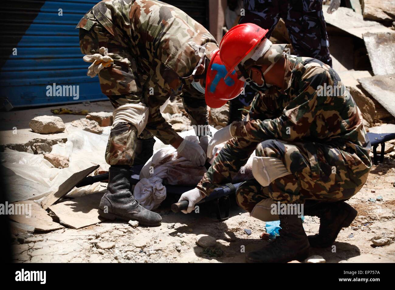 Dolakha, Nepal. 14. Mai 2015. Nepalesischen Armeepersonal finde den Körper von einem Erdbeben-Opfer in Dolakha District, etwa 130 km östlich von Kathmandu, Nepal, 14. Mai 2015. Die Zahl der Todesopfer in ein frisches mächtig Beben, die Nepal am Dienstag getroffen hat 96 und rund 2563 kletterte auf verletzte, Nepal Polizei sagte in seinem neuesten Update am Donnerstag. Bildnachweis: Pratap Thapa/Xinhua/Alamy Live-Nachrichten Stockfoto