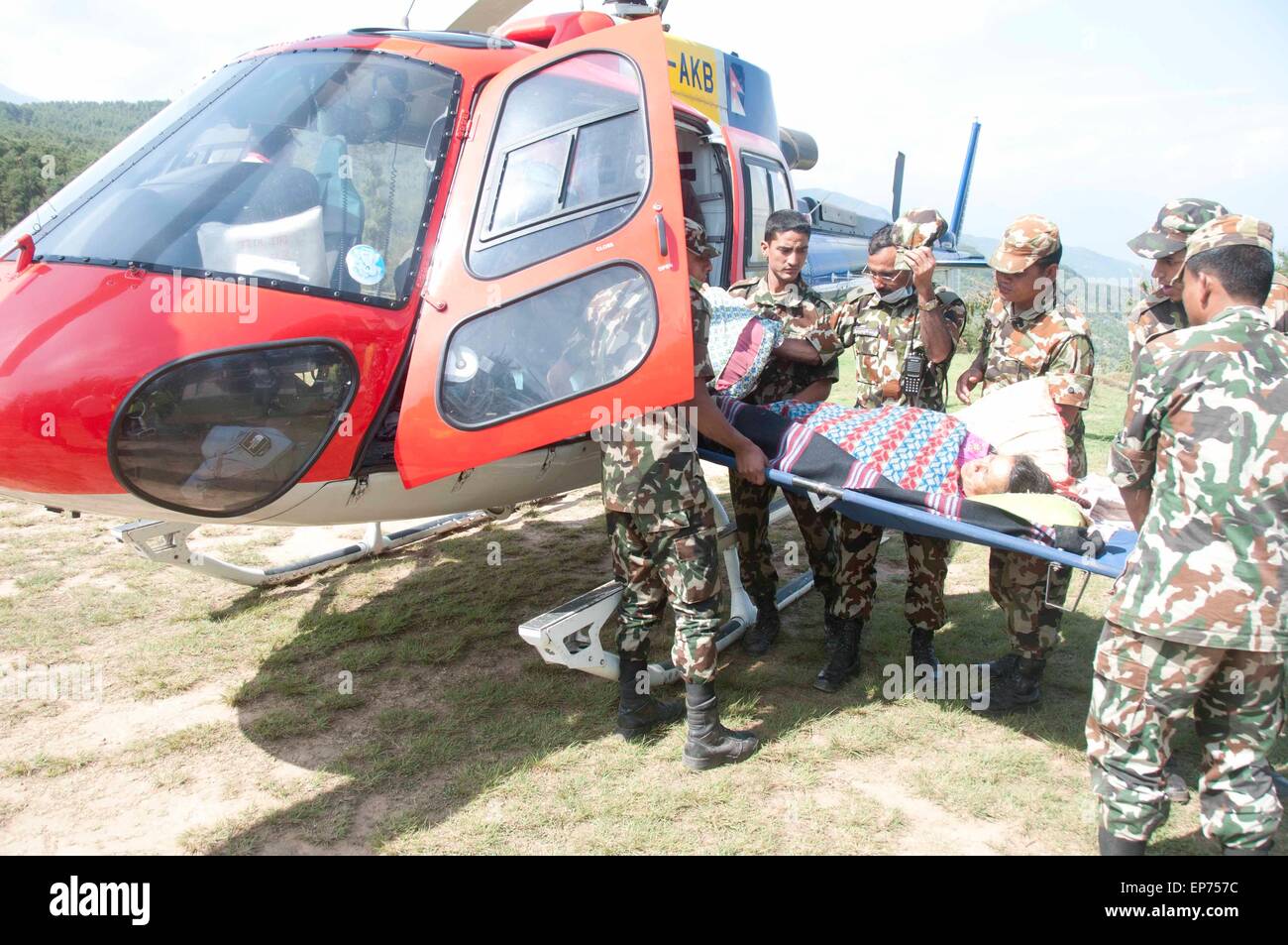 Dolakha, Nepal. 14. Mai 2015. Nepalesischen Armeepersonal tragen eine Erdbeben zum Opfer eines Hubschraubers in Dolakha Bezirk, etwa 130 km östlich von Kathmandu, Nepal, 14. Mai 2015. Die Zahl der Todesopfer in ein frisches mächtig Beben, die Nepal am Dienstag getroffen hat 96 und rund 2563 kletterte auf verletzte, Nepal Polizei sagte in seinem neuesten Update am Donnerstag. Bildnachweis: Pratap Thapa/Xinhua/Alamy Live-Nachrichten Stockfoto