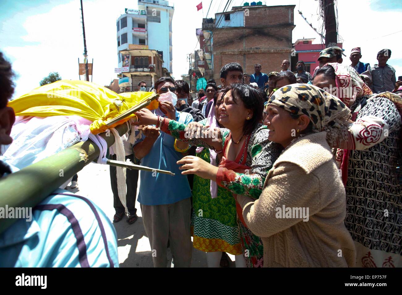 Dolakha, Nepal. 14. Mai 2015. Familienmitglieder trauern um ein Mädchen in Dolakha Bezirk, etwa 130 km östlich von Kathmandu, Nepal, 14. Mai 2015. Die Zahl der Todesopfer in ein frisches mächtig Beben, die Nepal am Dienstag getroffen hat 96 und ca. 2.563 kletterte auf verletzte, Nepal Polizei sagte in seinem neuesten Update am Donnerstag. Bildnachweis: Pratap Thapa/Xinhua/Alamy Live-Nachrichten Stockfoto