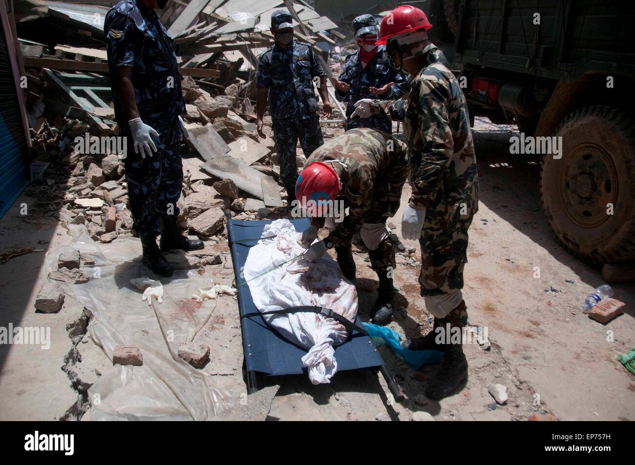 Dolakha, Nepal. 14. Mai 2015. Nepalesischen Armeepersonal finde den Körper von einem Erdbeben-Opfer in Dolakha District, etwa 130 km östlich von Kathmandu, Nepal, 14. Mai 2015. Die Zahl der Todesopfer in ein frisches mächtig Beben, die Nepal am Dienstag getroffen hat 96 und ca. 2.563 kletterte auf verletzte, Nepal Polizei sagte in seinem neuesten Update am Donnerstag. Bildnachweis: Pratap Thapa/Xinhua/Alamy Live-Nachrichten Stockfoto