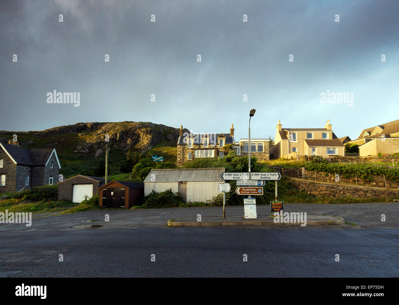 Häuser am Eingang von Fähre, Isle Of Barra ja Zeichen, Castlebay, Schottland Stockfoto