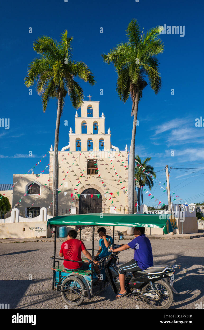 Dreirad vor Templo De La Purísima Concepción, Kirche im Dorf von Chumayel auf der Ruta de Los Conventos, Yucatan-Zustand, M Stockfoto