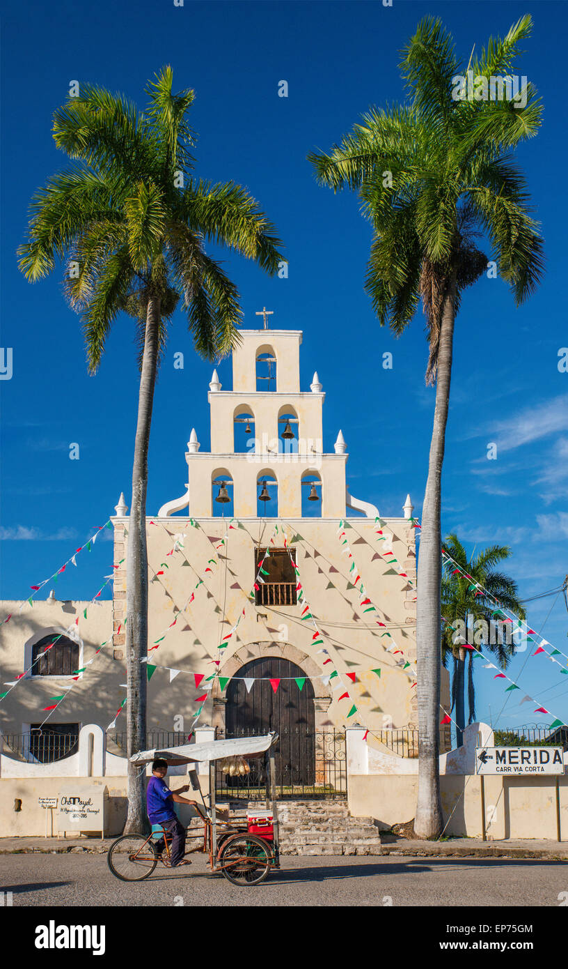 Dreirad vor Templo De La Purísima Concepción, Kirche im Dorf von Chumayel auf der Ruta de Los Conventos, Yucatan-Zustand, M Stockfoto