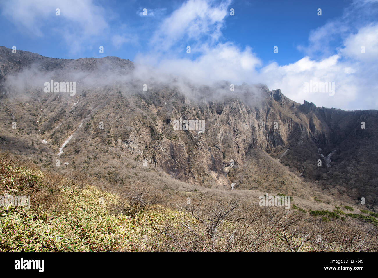 Landschaft der majestätischen Felsen und Hänge Blick aus Yeongsil Trail Kurs Insel Jeju, Korea in Halla Mountain National Park. Stockfoto