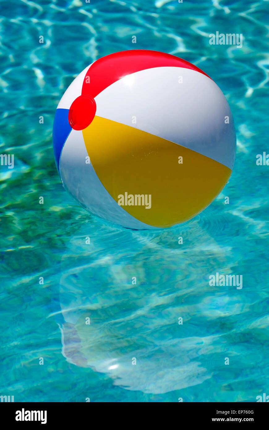 Wasserball, Schwimmen im Pool mit Reflexion Stockfoto