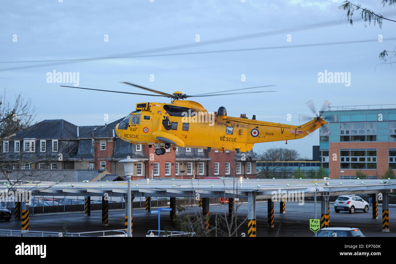 RAF-Rettungshubschrauber mit dem Hubschrauberlandeplatz am Southampton allgemeines Krankenhaus Stockfoto