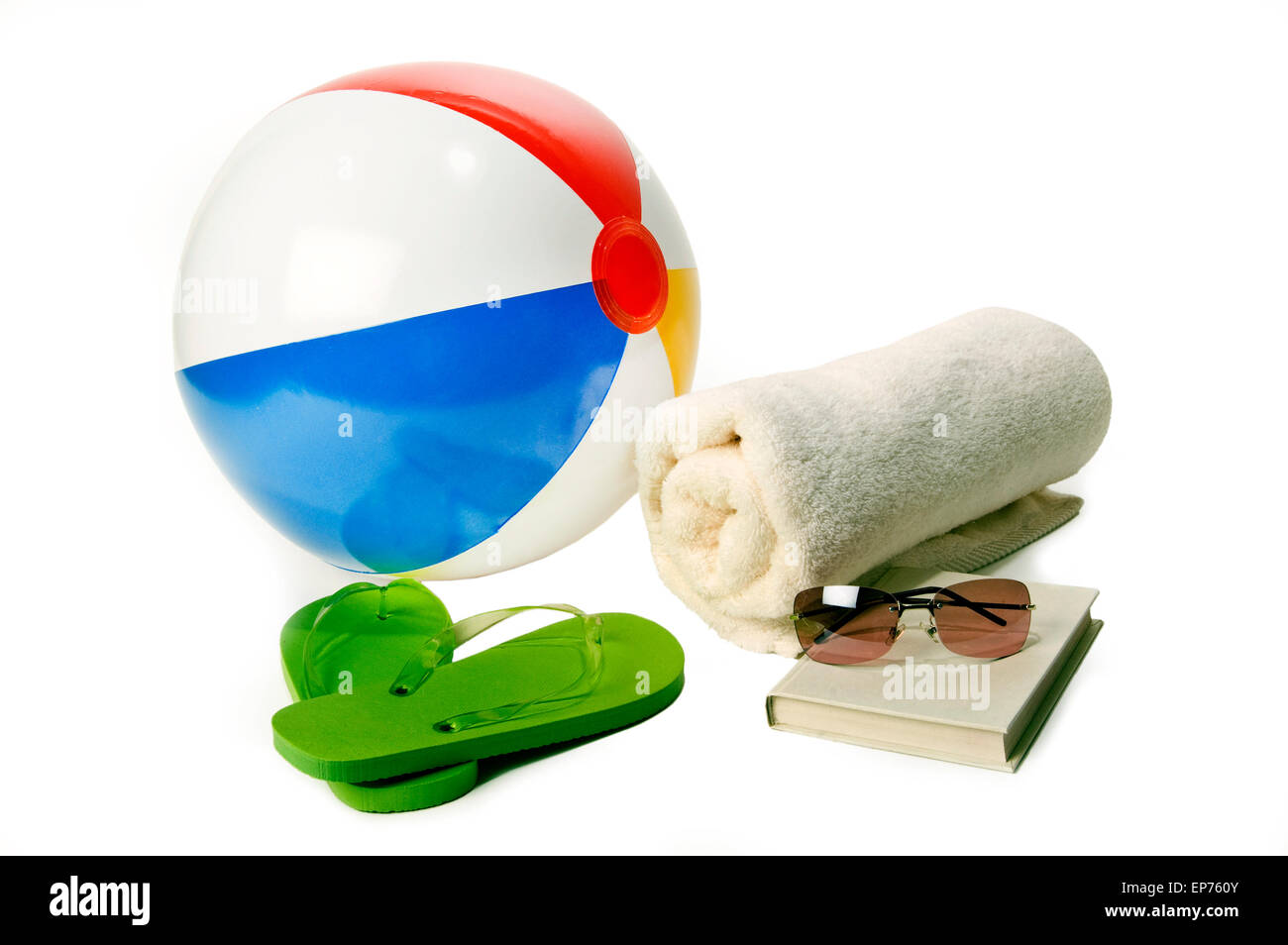 Sommer am Strand-Accessoires mit Wasserball auf weißem Hintergrund Stockfoto