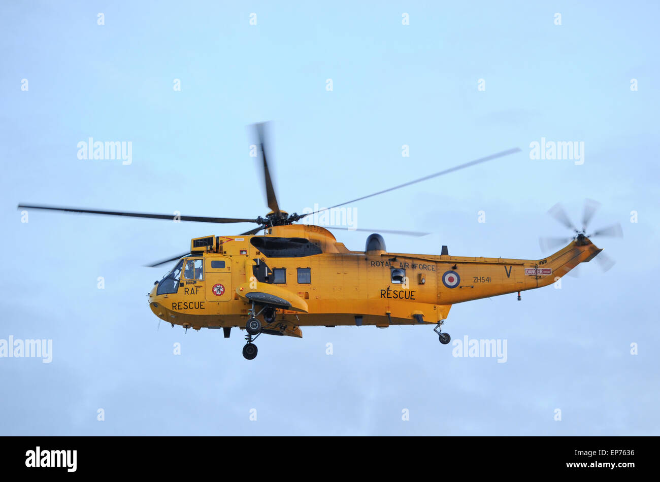 RAF-Rettungshubschrauber mit dem Hubschrauberlandeplatz am Southampton allgemeines Krankenhaus Stockfoto