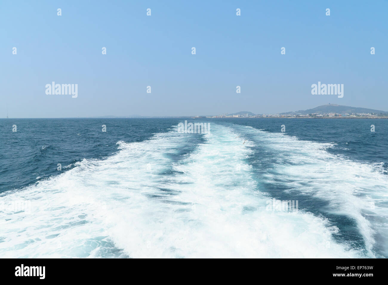 Wake-on-ein Meer von Passagierschiff Stockfoto