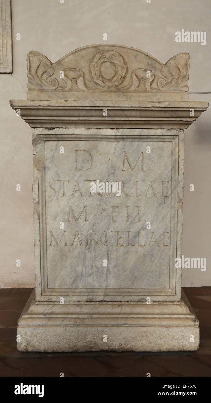 Grabbeigaben Altar der Statoria Marcella, Mutter von Minicia Marcella und Ehefrau des Caius Minicius Fundamus, Consul Suffectus 197 n. Chr.. Stockfoto