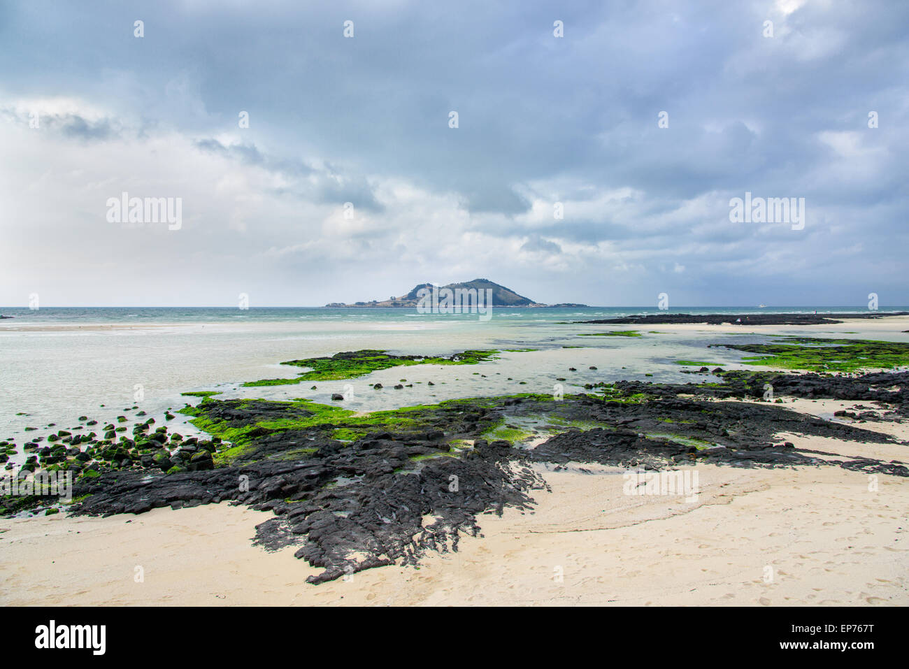 Landschaft der Biyangdo Insel an einem bewölkten Tag, Blick vom Hyeopjae Strand in Aewol in Insel Jeju, Korea. Stockfoto