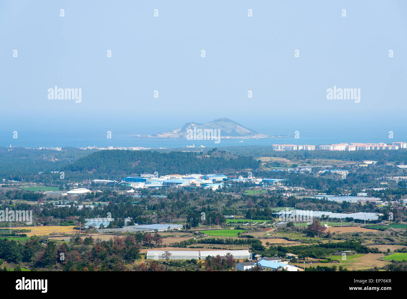 Blick von der Spitze des Jeoji Oreum mit Biyangdo Insel in der Nähe der Hyeopjae Strand in Insel Jeju, Korea-Landschaft. Stockfoto