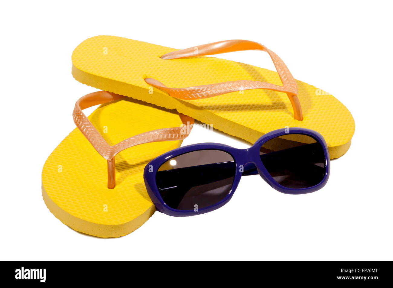 Sommerspaß mit Flip Flops und Sonnenbrillen auf weißem Hintergrund. Stockfoto