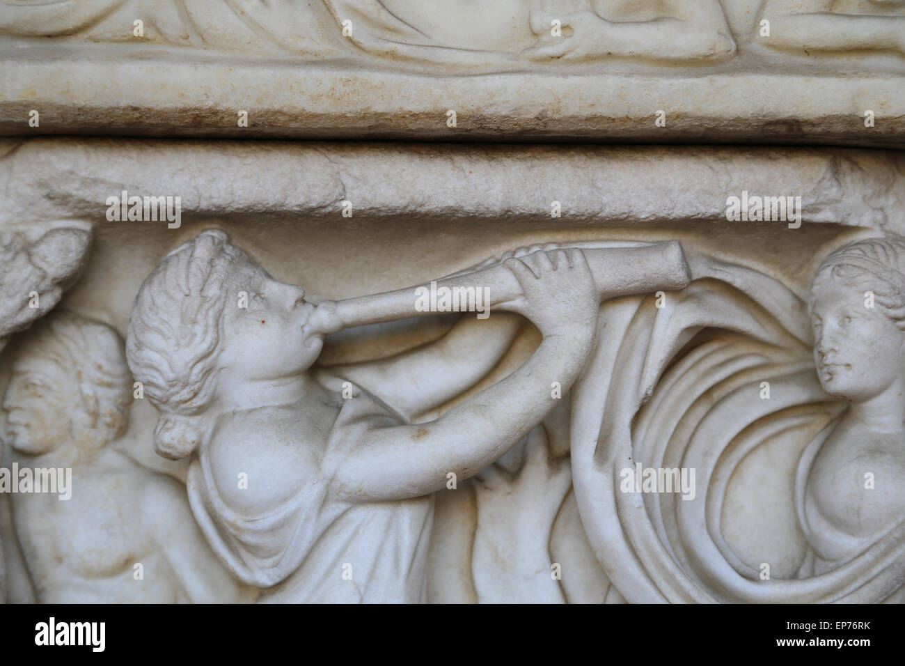 Sarkophag mit dionysischen zeremonielle Prozession. Mänade spielen Musikinstrument. Italien. Stockfoto