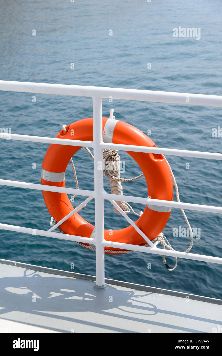 Orange farbigen Rettungsring und Seil hängen an einem weißen Geländer ein Passagierschiff Stockfoto