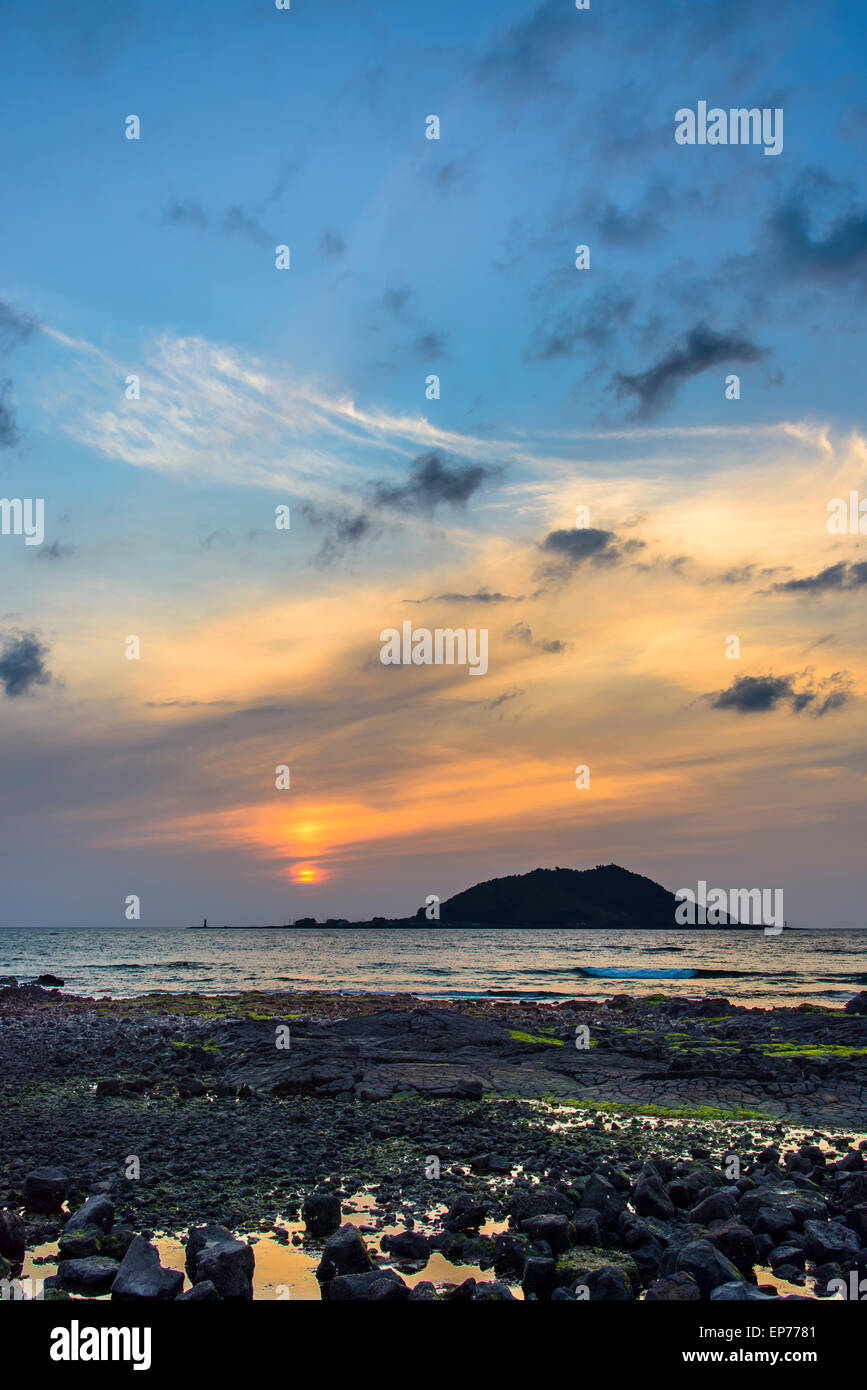 Sonnenuntergang mit Biyangdo Insel in einem bewölkten Tag, Blick vom Hyeopjae Strand in Aewol in Insel Jeju, Korea. Stockfoto