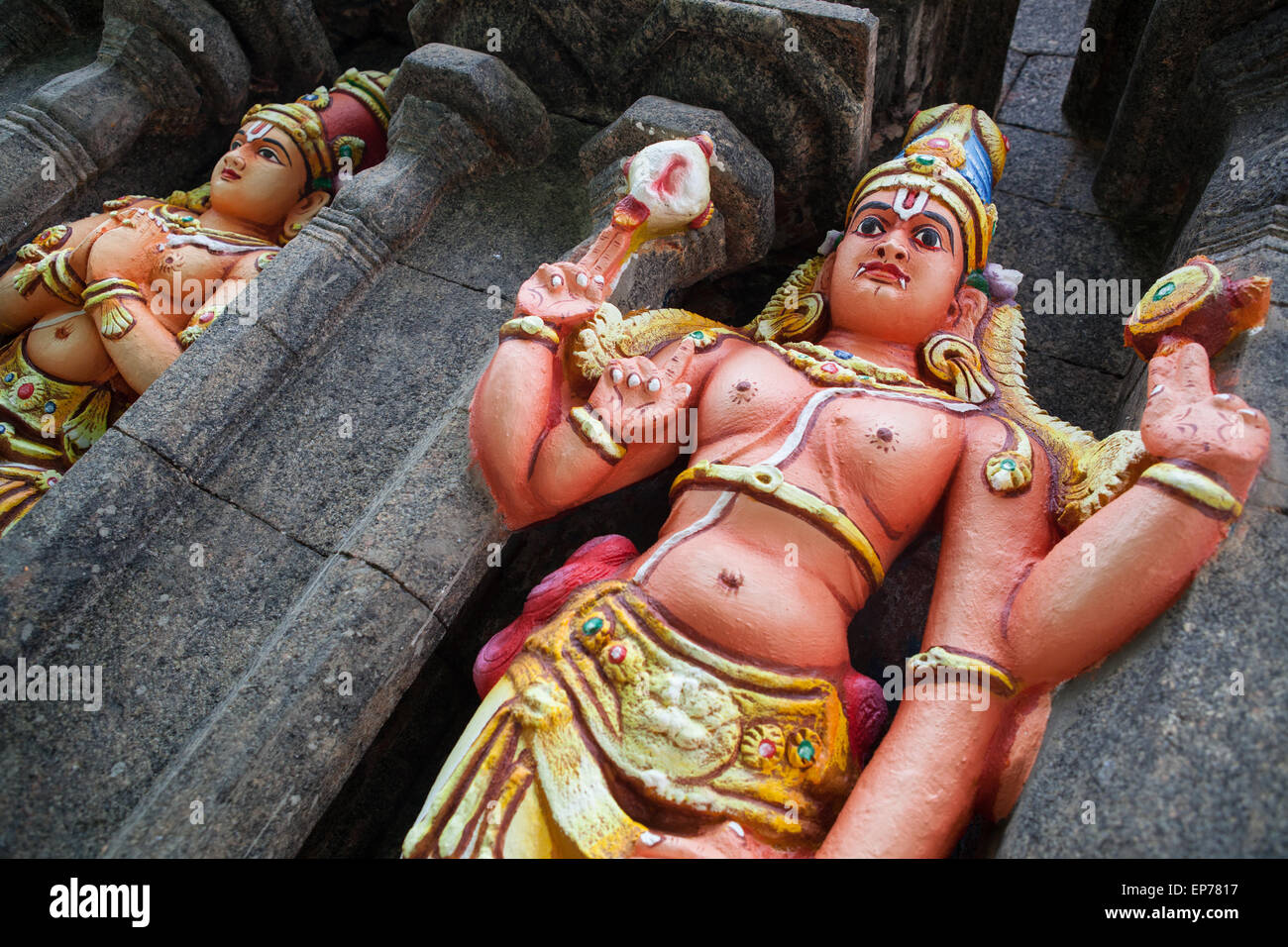 Statue von einem bunten Hindu-Gott im Sri Ranganathaswamy Tempel in Srirangam in der Nähe von Tiruchirappalli Stockfoto