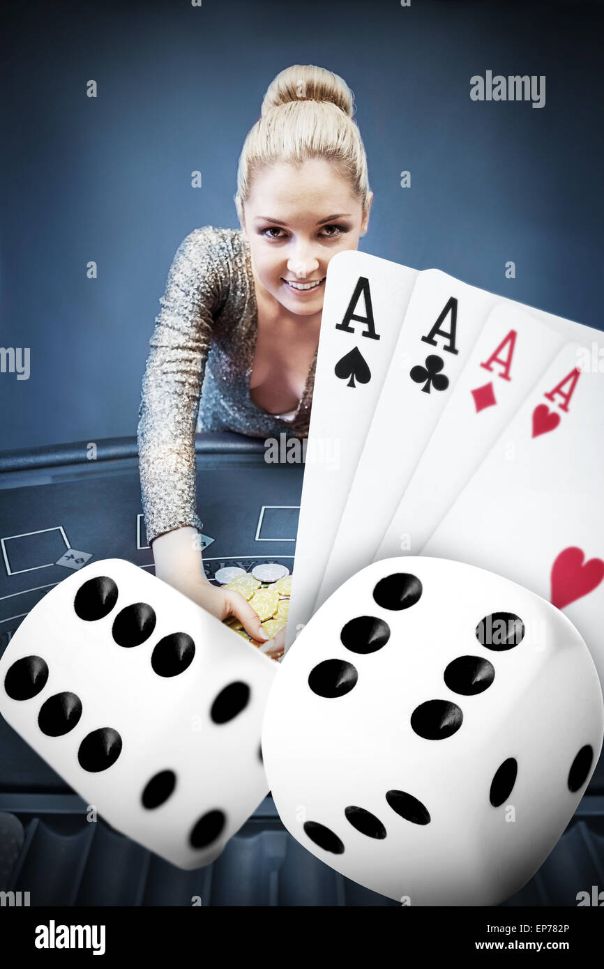 Blonde Frau packte Chips mit digitalen Hand vier Asse und Würfel Stockfoto