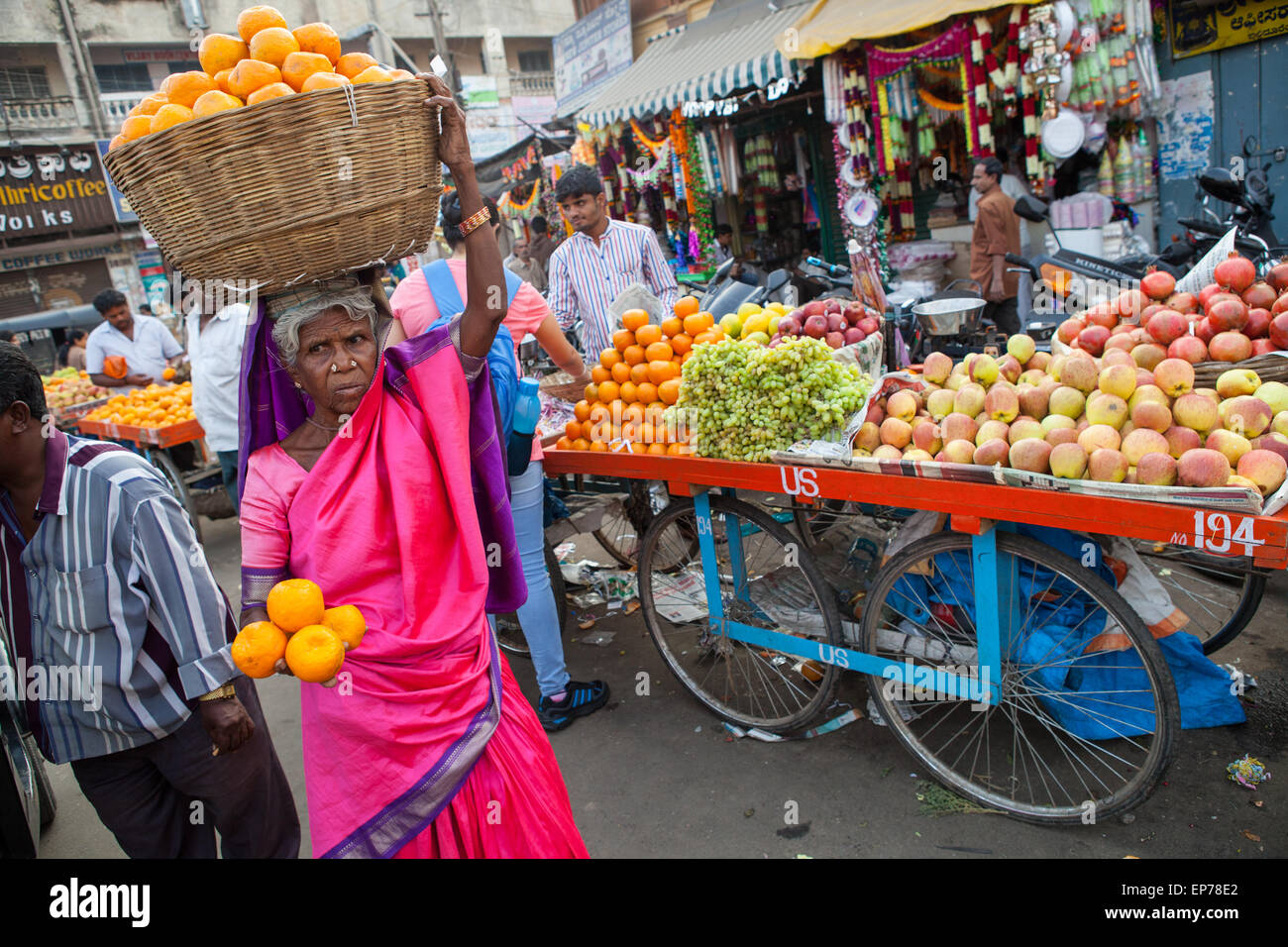 Frau in einem rosa Sari, Verkauf von Orangen an die Devaraja-Frucht und Gemüsemarkt in Mysore Stockfoto