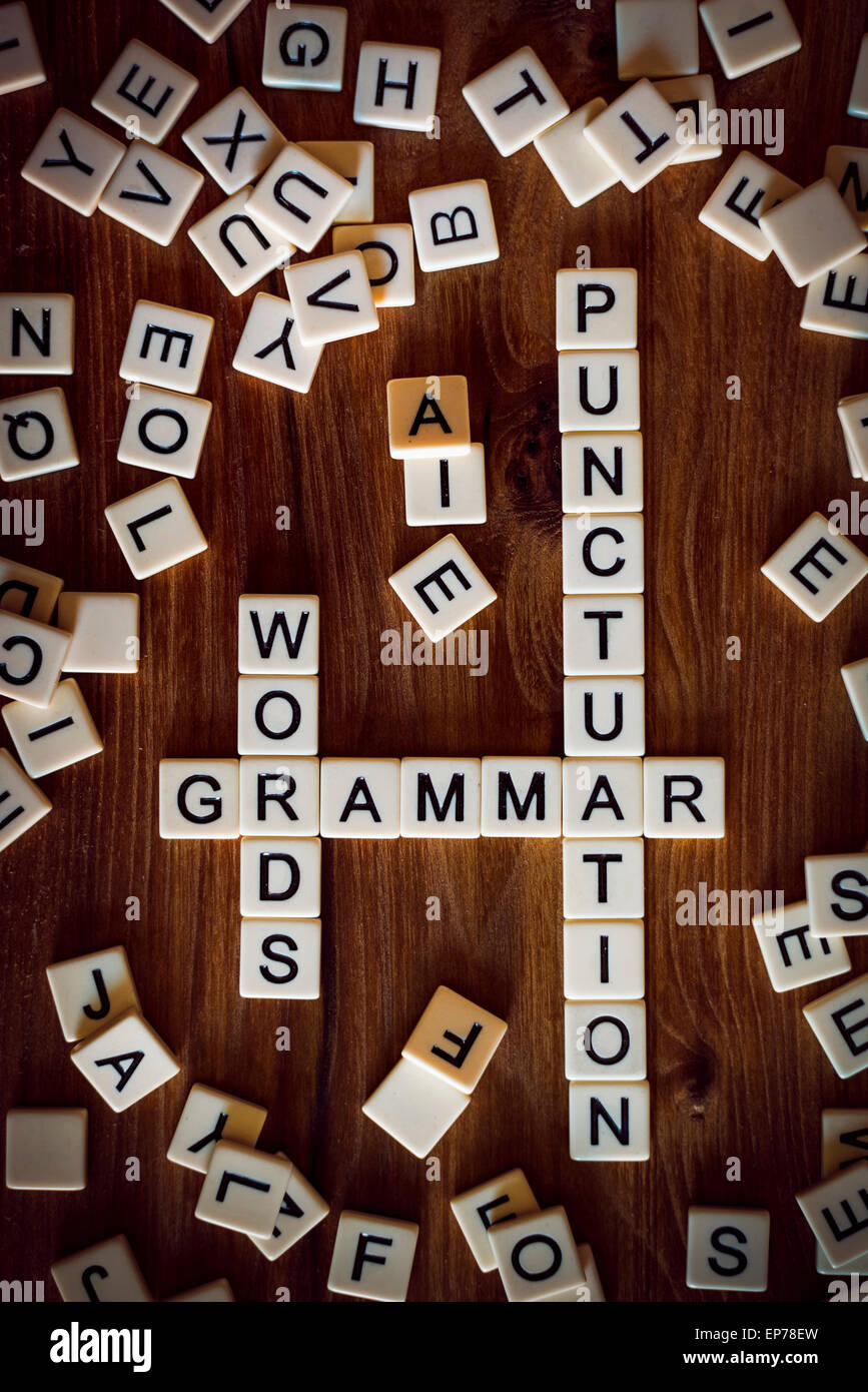 Die Wörter, Grammatik, Wörter und SATZZEICHEN geschrieben mit Buchstabensteine im Stil von einem Kreuzworträtsel Stockfoto