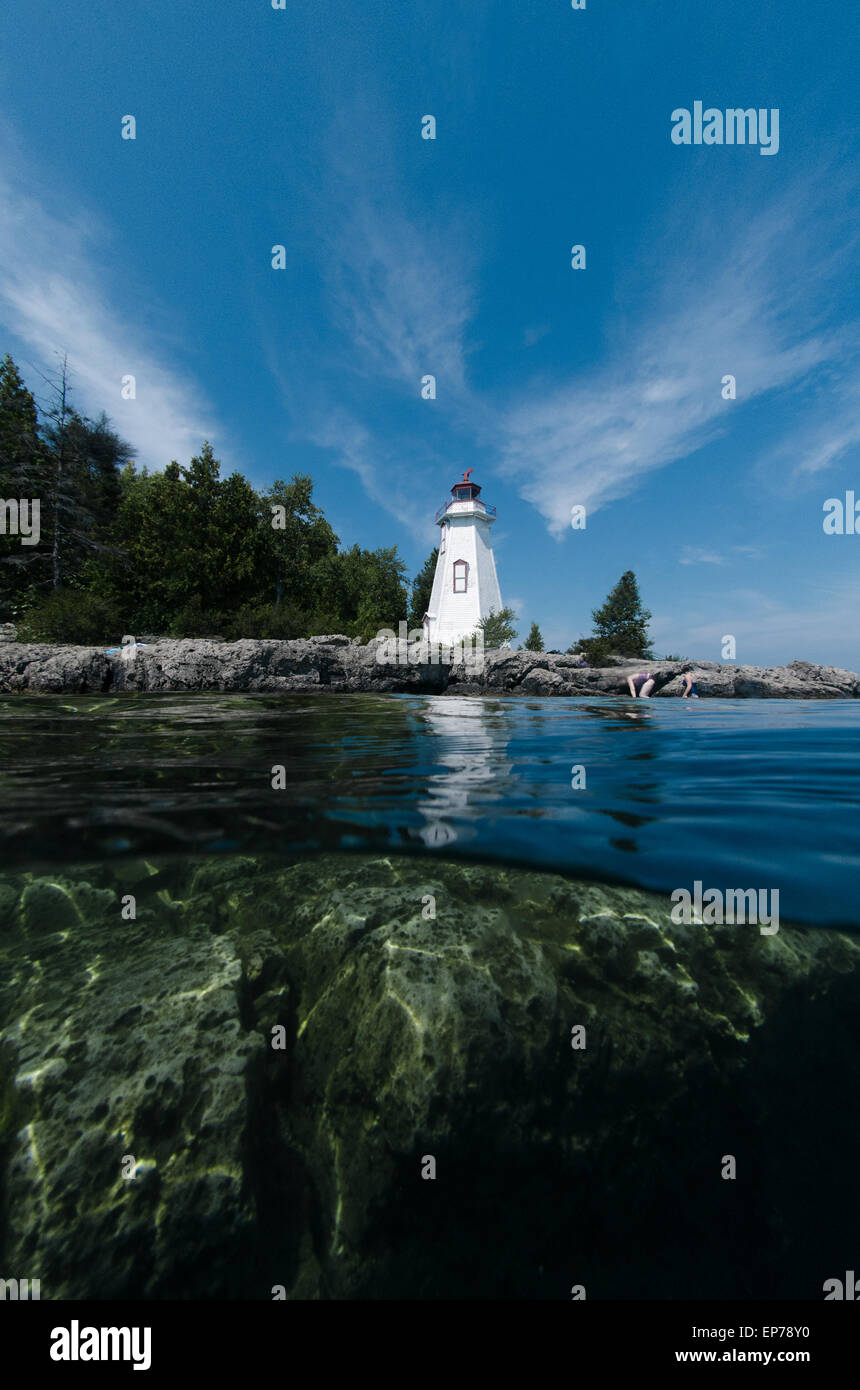 Kalksteinfelsen unterhalb der großen Wanne Hafen Leuchtturm in Tobermory, Ontario, Kanada. Stockfoto Kalksteinfelsen unterhalb der großen Wanne Hafen Leuchtturm in Tobermory, Ontario, Kanada. Stockfoto