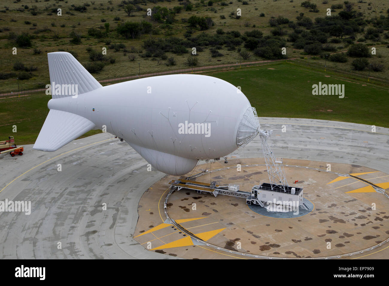 Ein U.S. Customs and Border Protection Office Air und Marine Office angebunden Aerostat Radarsystem Luftschiff zur Überwachung der Grenze zu Mexiko festgemacht an der Leine in Fort Huachuca, Arizona. Stockfoto