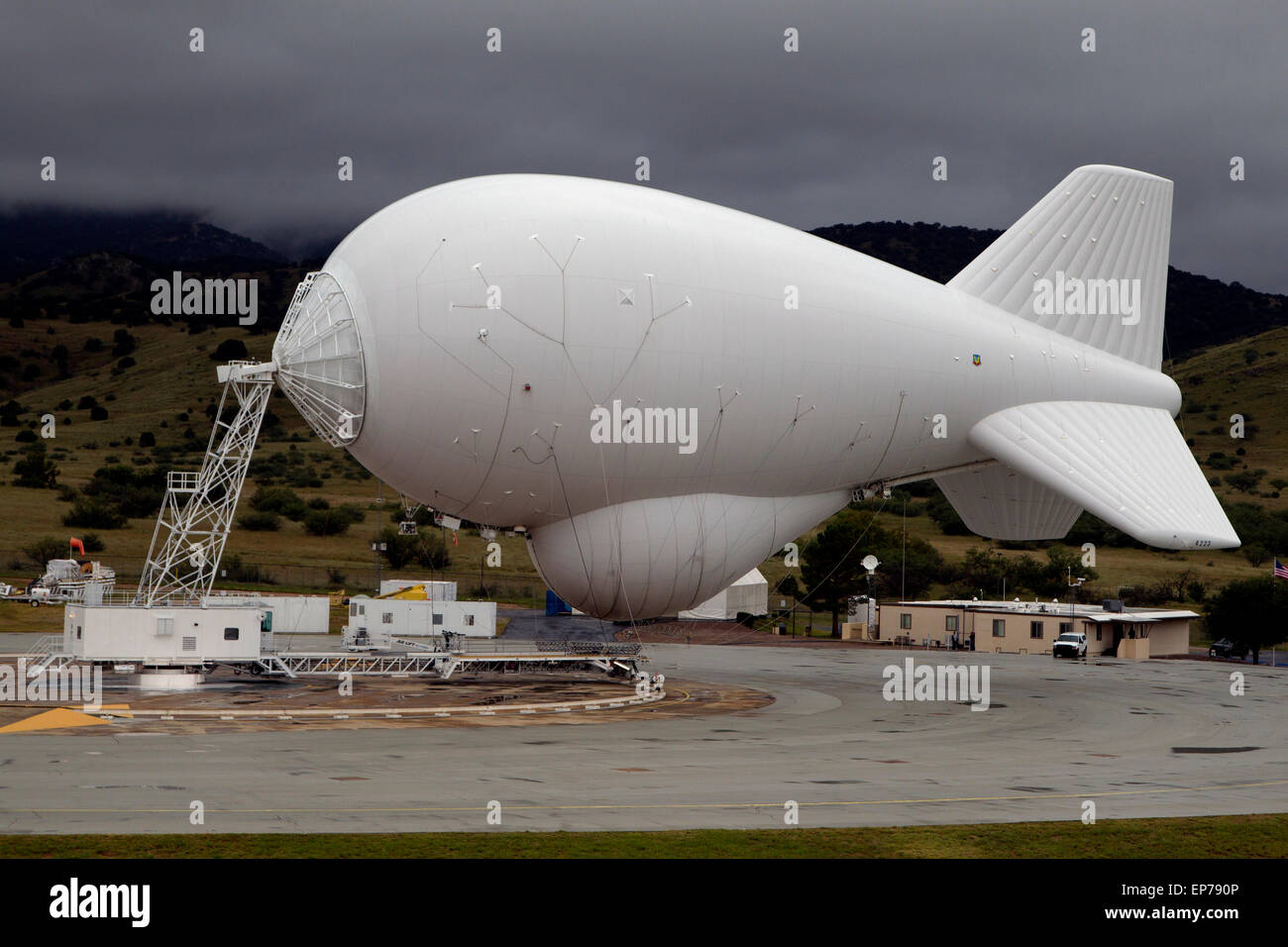 Ein U.S. Customs and Border Protection Office Air und Marine Office angebunden Aerostat Radarsystem Luftschiff zur Überwachung der Grenze zu Mexiko festgemacht an der Leine in Fort Huachuca, Arizona. Stockfoto