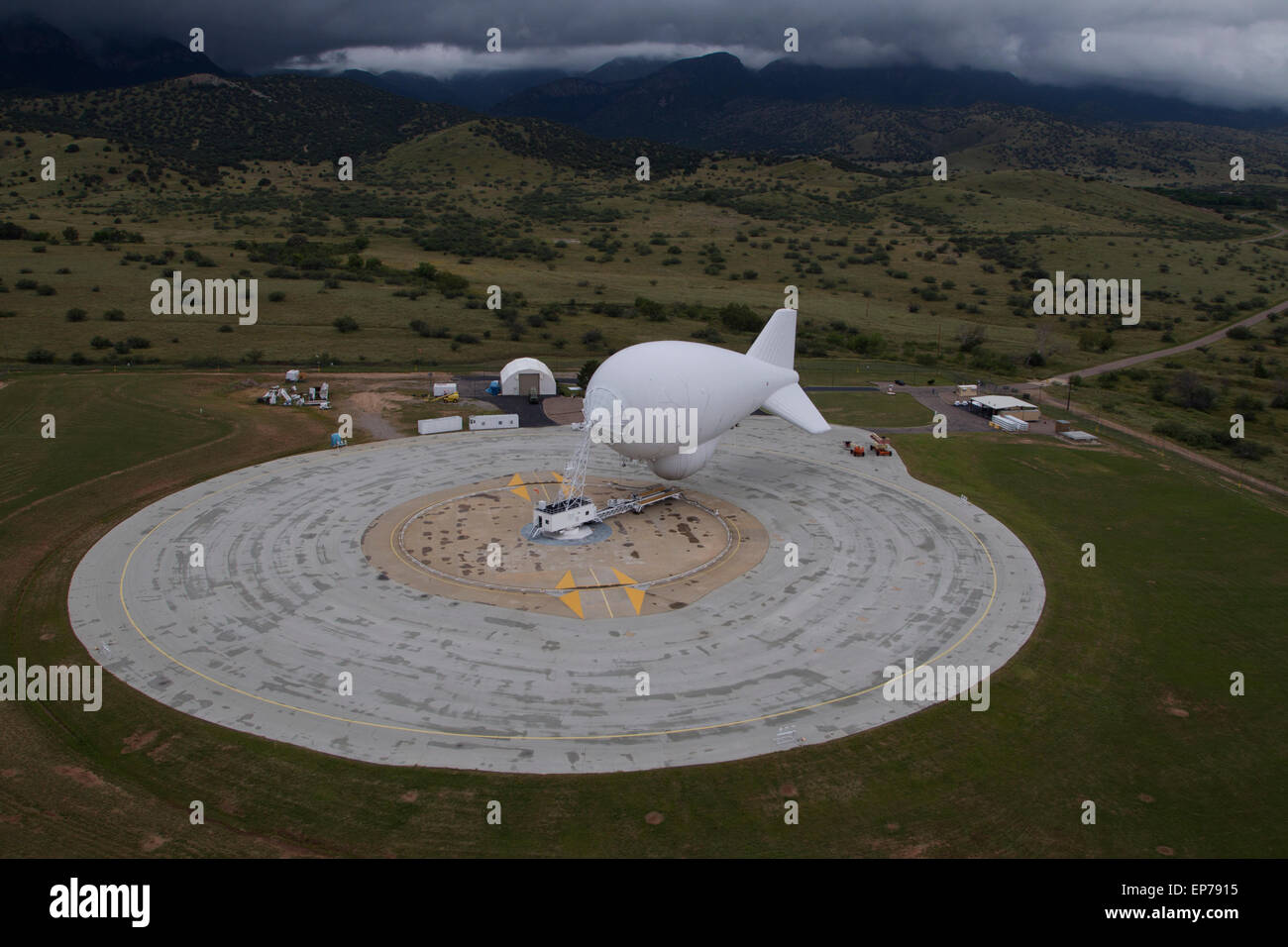 Ein U.S. Customs and Border Protection Office Air und Marine Office angebunden Aerostat Radarsystem Luftschiff zur Überwachung der Grenze zu Mexiko festgemacht an der Leine in Fort Huachuca, Arizona. Stockfoto