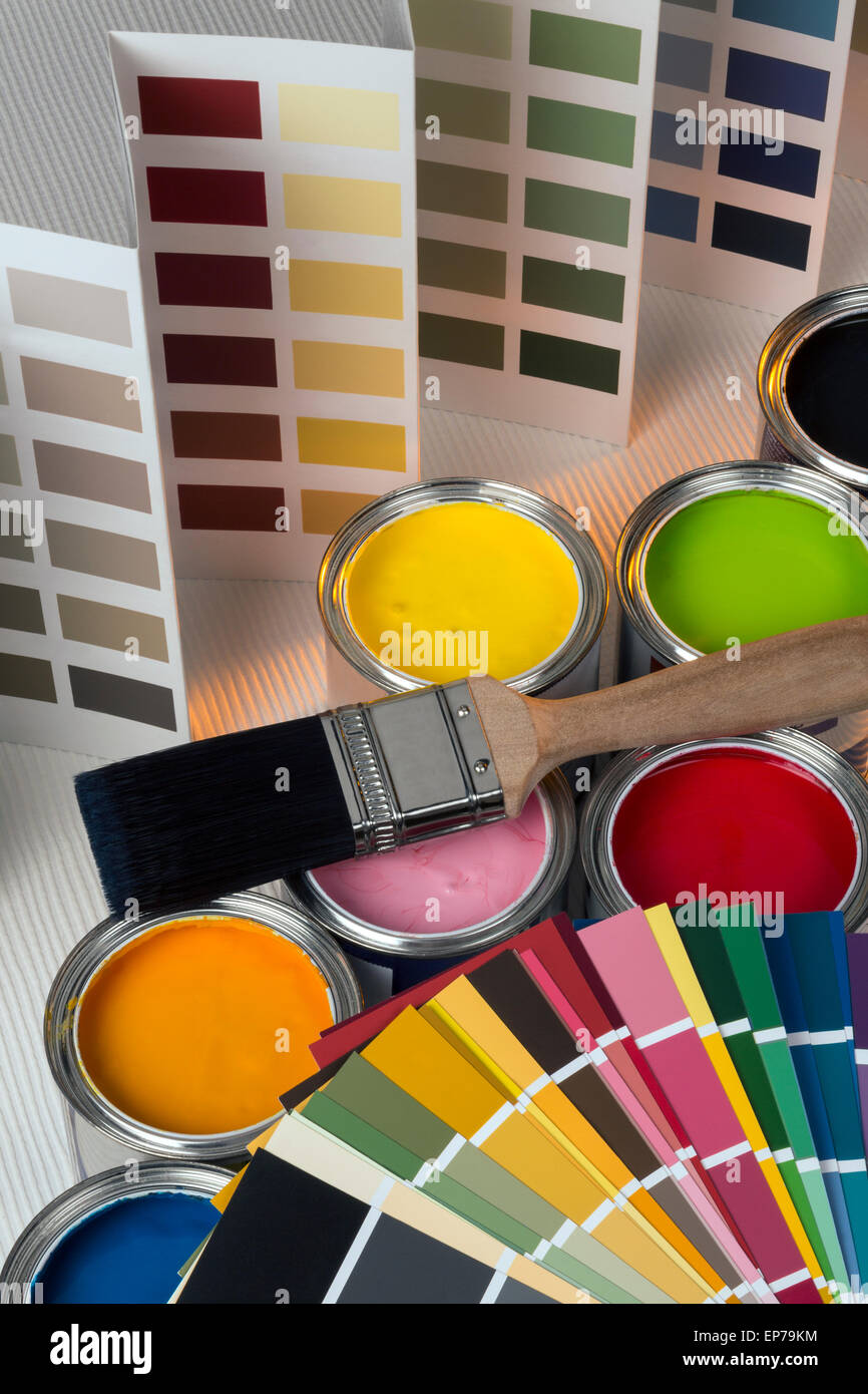 Malen und dekorieren - Farbe Diagramme und malen Tester Töpfe Stockfoto