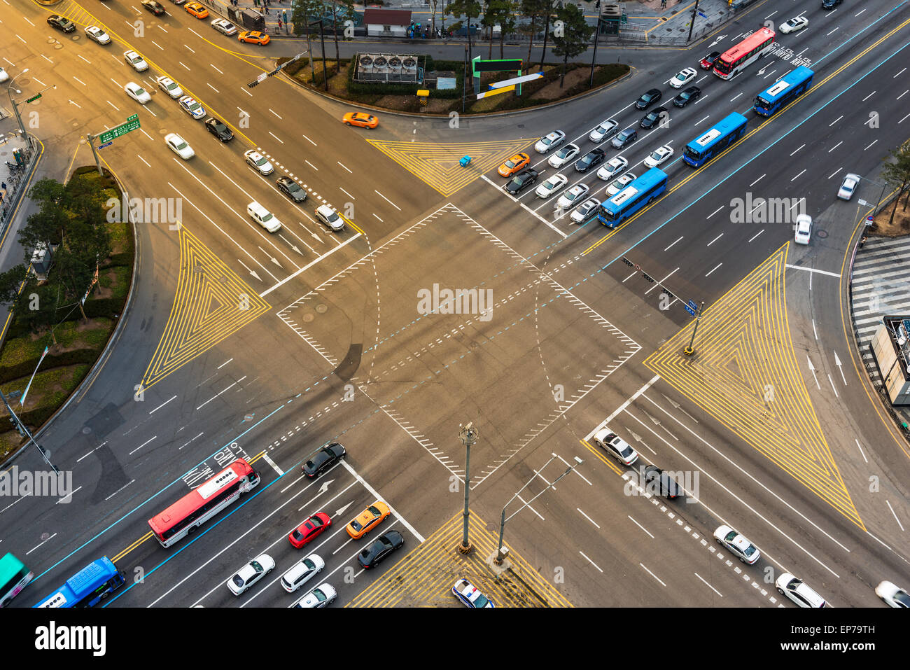 Fahrzeuge fahren durch eine Kreuzung während der Rush Hour in Gangnam, Seoul. Stockfoto