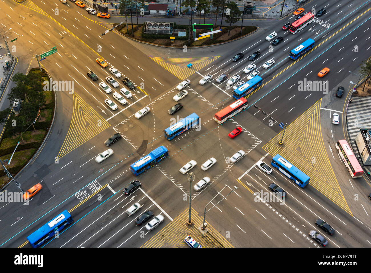 Fahrzeuge fahren durch eine Kreuzung während der Rush Hour in Gangnam, Seoul. Stockfoto