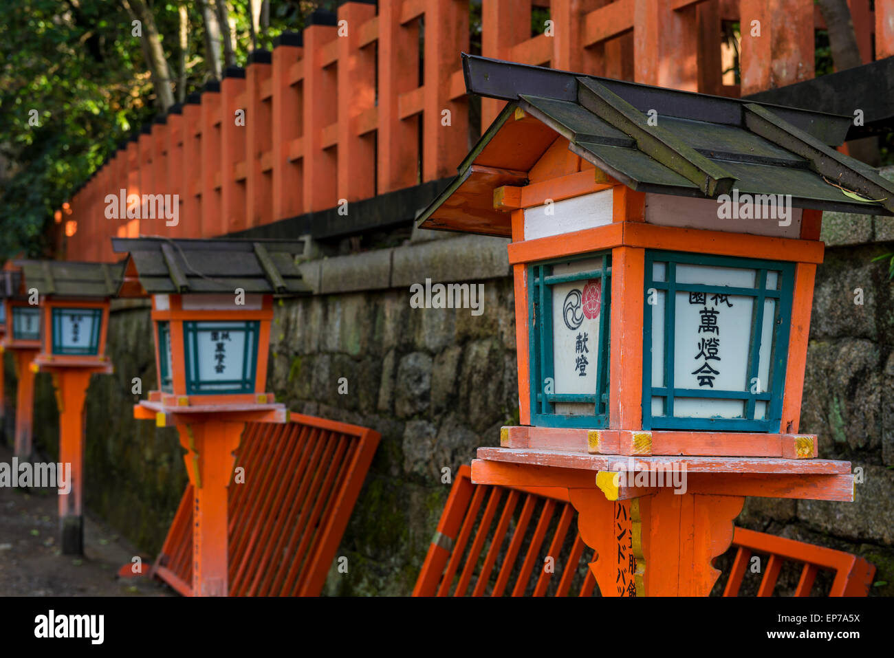 Leuchtende orange Laternen säumen den Weg am Yasaka-Schrein in Kyoto, Japan. Stockfoto