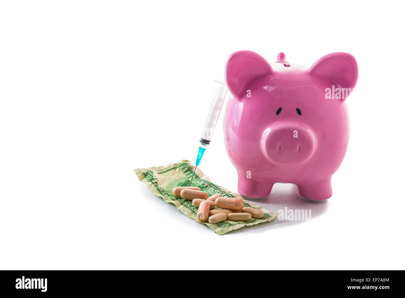 Spritze gelehnt Sparschwein mit Dollar und Pillen Stockfoto