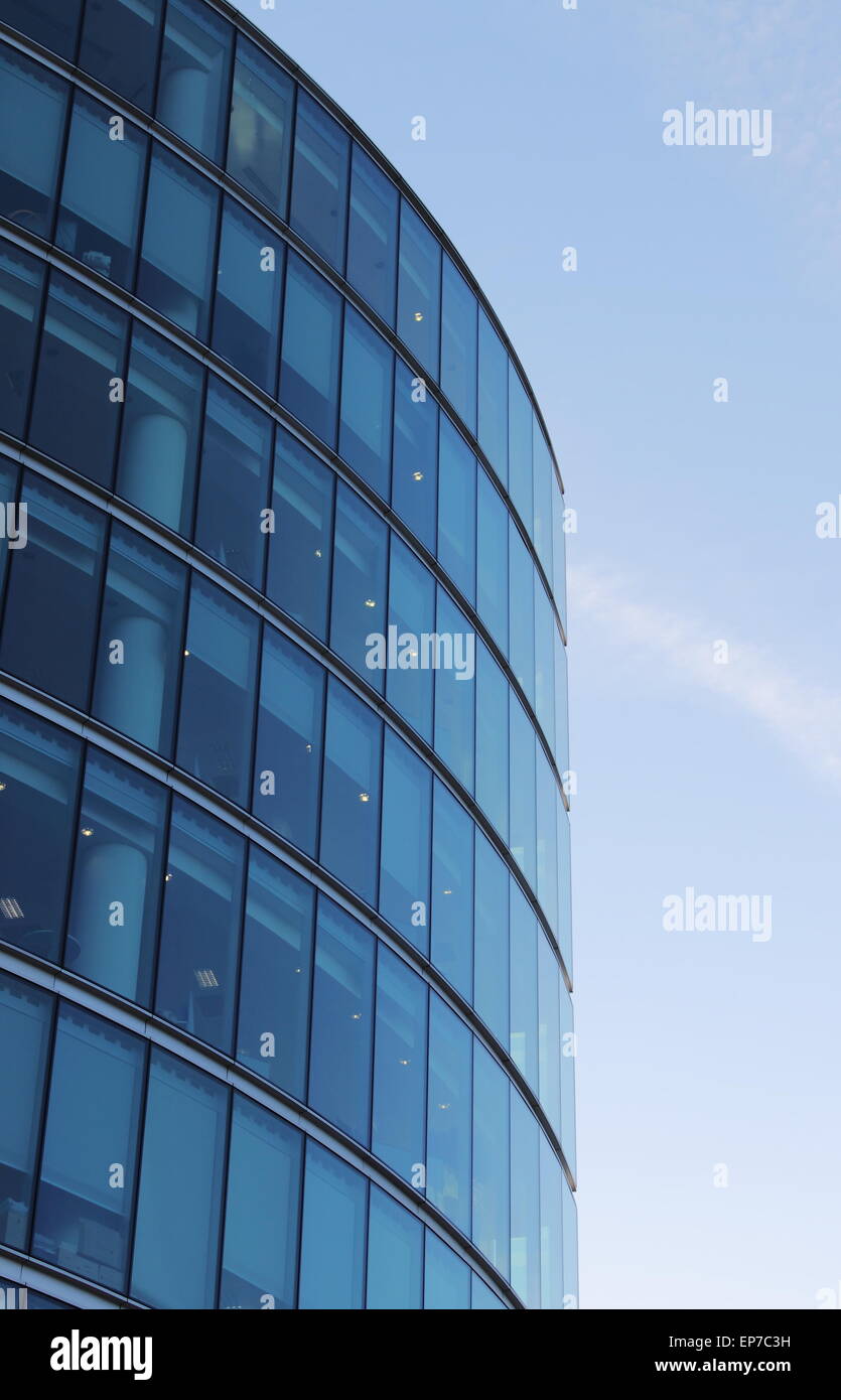 Moderne Glas-Wolkenkratzer auf blauen Himmelshintergrund Stockfoto