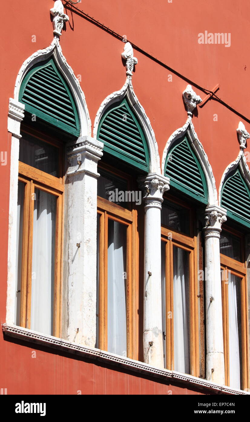 Typischen Renaissance Fenstern in Venedig, Italien Stockfoto