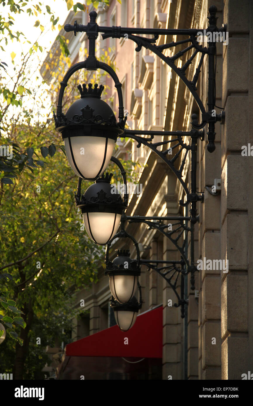 Lampen an Wand vor Le Méridien Hotel von La Rambla, Barcelona Stockfoto