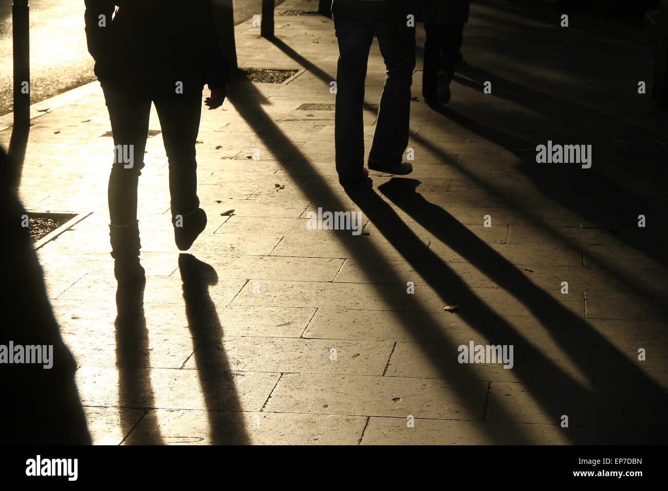 Sonnenlicht, Schatten und Silhouetten von Menschen auf Straße in Barcelona, Katalonien, Spanien Stockfoto