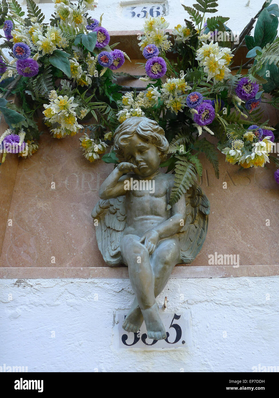 Weinende Engel am Grab im Friedhof von San Sebastià in Sitges, Katalonien, Spanien Stockfoto