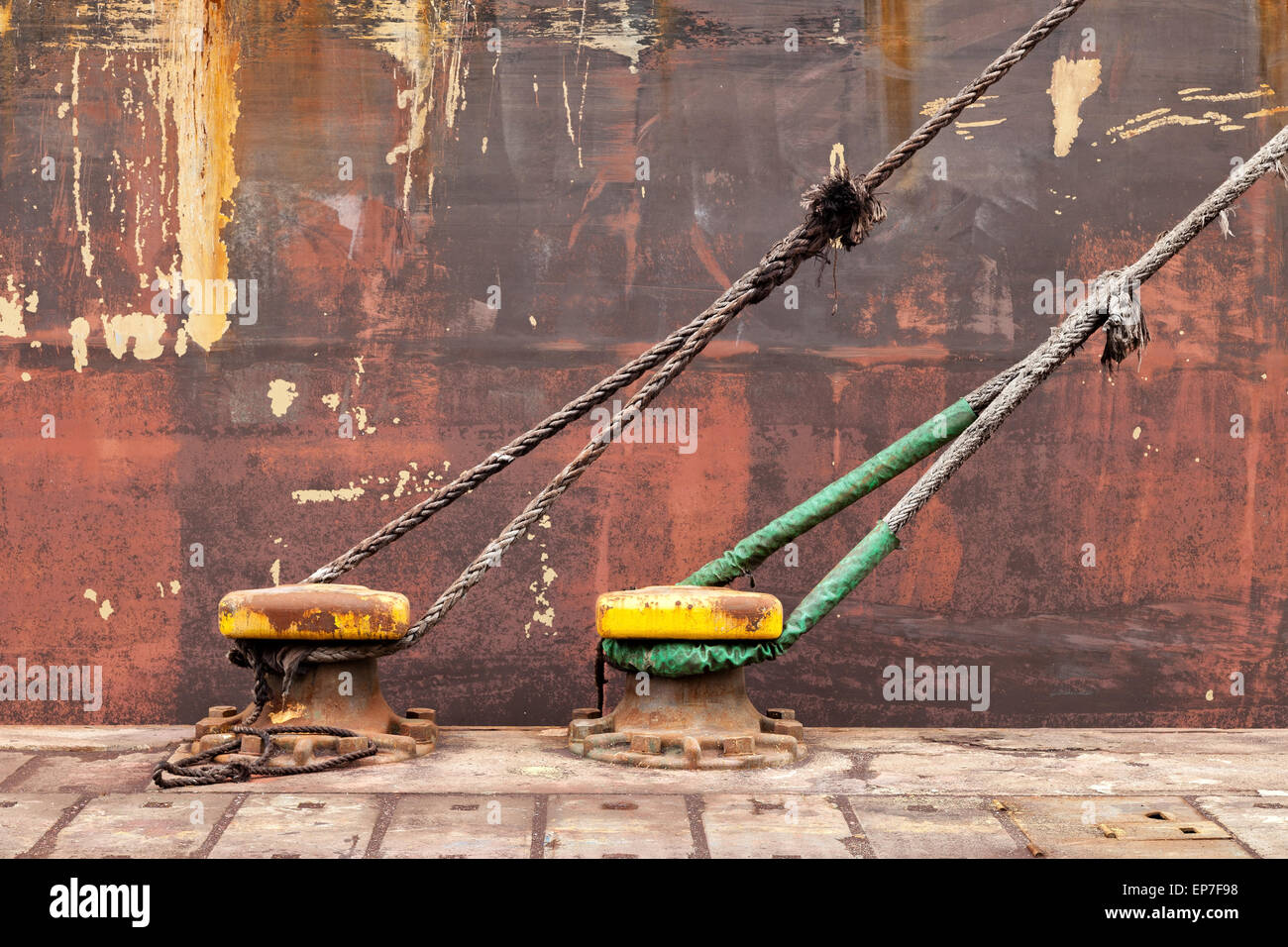 Eisenpfahl zum Festmachen von Schiffen an industriellen Pier. Stockfoto