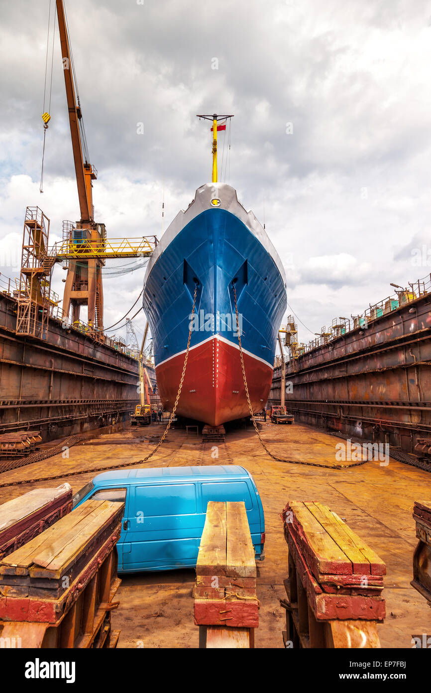 Großes Schiff im Trockendock mit bauchigen Teile und Ankerkette. Stockfoto