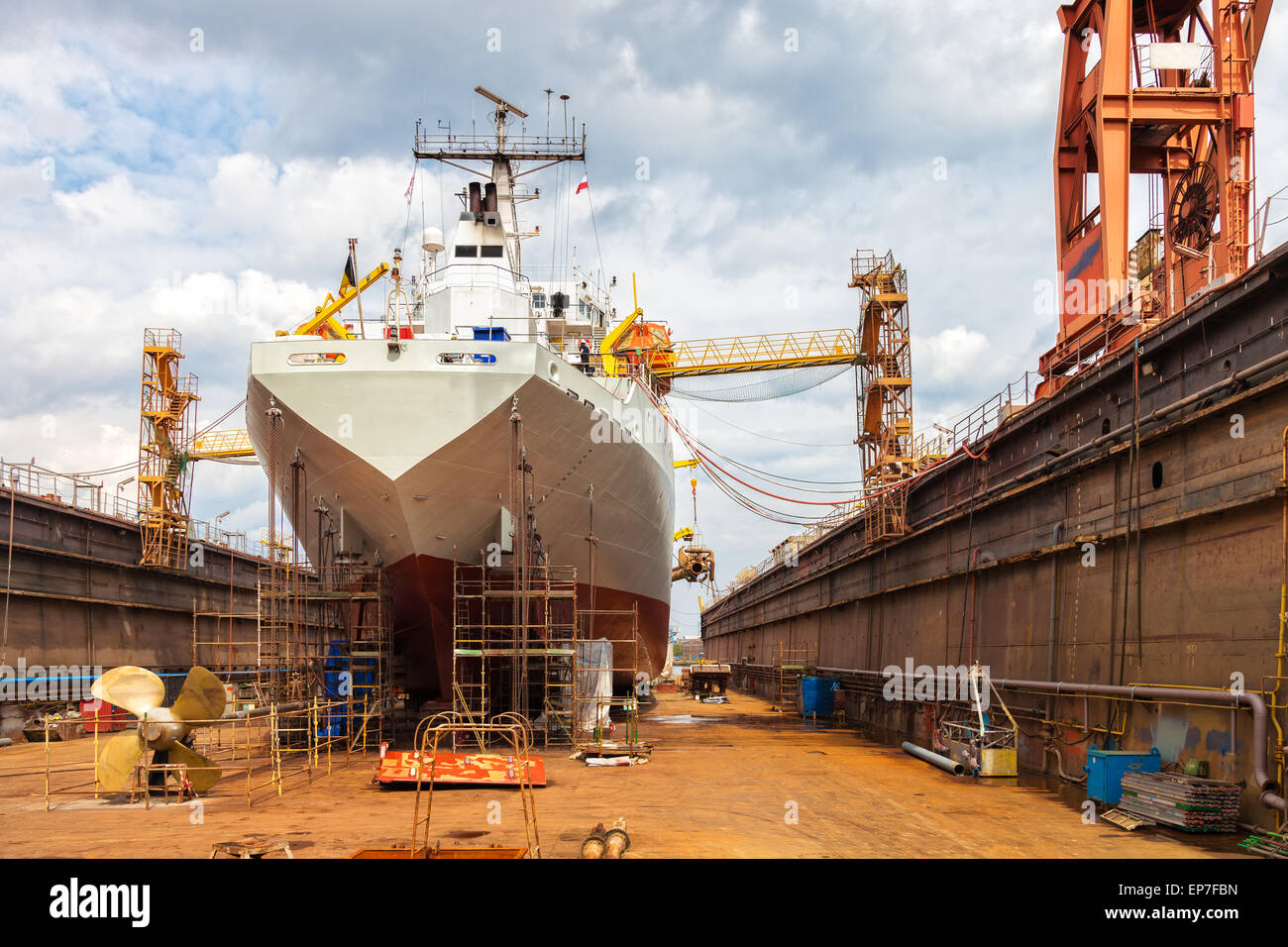 Großes Schiff - Rückansicht mit Propeller in Reparatur. Stockfoto