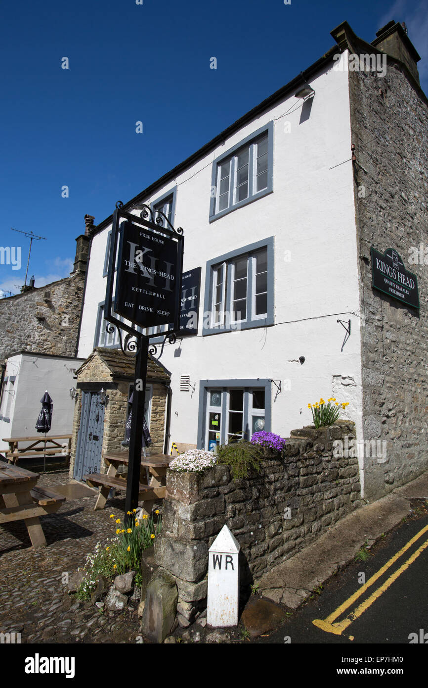 Dorf von Kettlewell, Yorkshire, England. Malerische Aussicht des 18. Jahrhunderts Königs Kopf Gastwirtschaft. Stockfoto